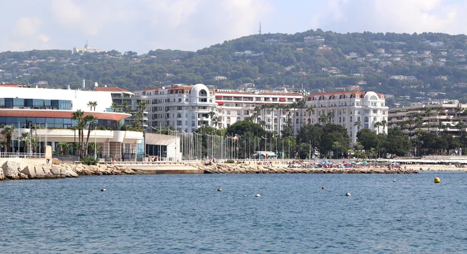 Hotel Majestic ni ne najstarejši ne največji hotel na Croisette, stoji pa čisto nasproti festivalske in kongresne palače v Cannesu.  FOTO: Milan Ilić
