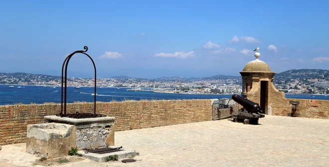 Pogled na Cannes s Forta Royal na otoku Sainte-Marguerite  FOTO: Milan Ilić
