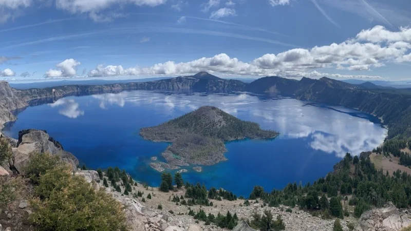 Fotografija: Kratersko jezero s približno 590 metri globine je najgloblje jezero v ZDA. FOTO: Crater Lake National Park
