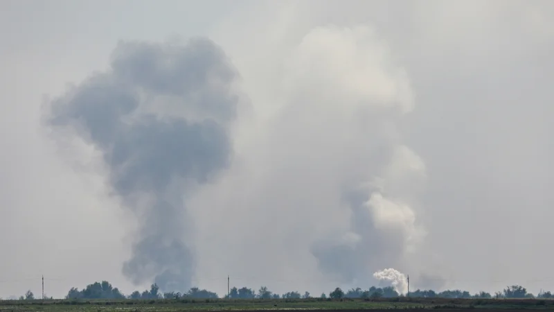 Fotografija: Nad skladišči goriva na Krimu se je po napadih vil gost dim. FOTO: Stringer/Reuters
