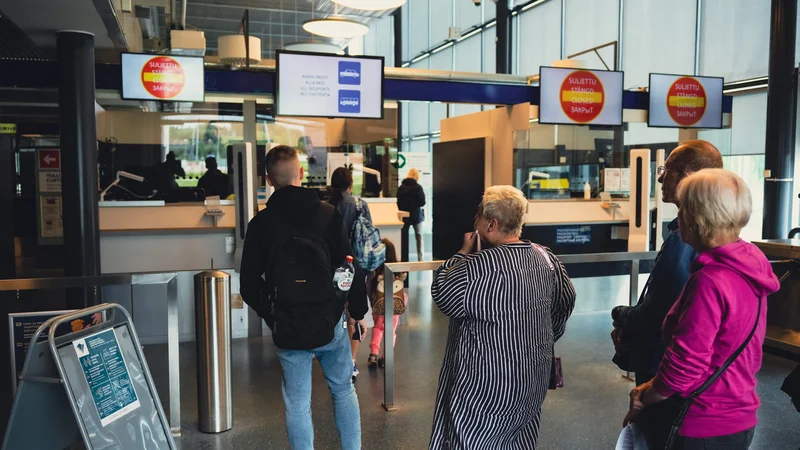 Fotografija: Ruski turisti med čakanjem na kontrolo dokumentov na enem od mejnih prehodov s Finsko Foto: Alessandro Rampazzo/AFP