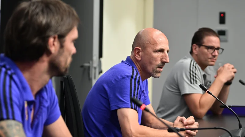 Fotografija: Damir Krznar (v sredini) je slovensko javnost prvič nagovoril na včerajšnji novinarski koferenci v Mariboru. Foto Marko Pigac/MP Produkcija
