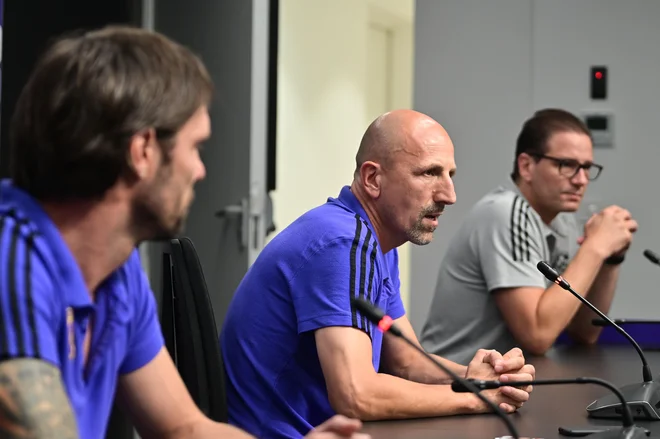 Damir Krznar (v sredini) je slovensko javnost prvič nagovoril na včerajšnji novinarski koferenci v Mariboru. Foto Marko Pigac/MP Produkcija
