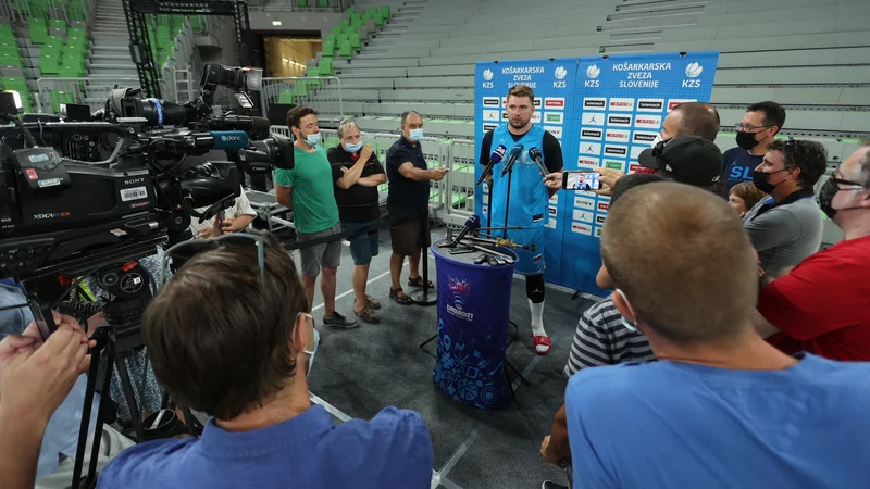 Fotografija: Luka Dončić pred slovensko sedmo silo v Stožicah. FOTO: Črt Piksi/Delo
