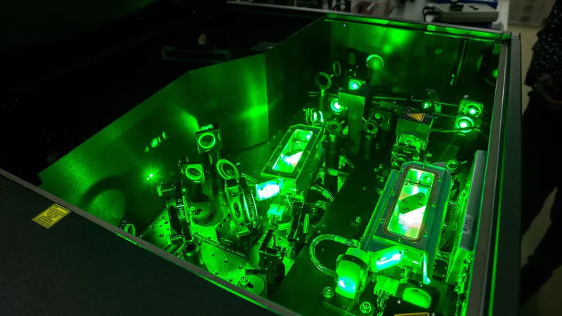 Fotografija: Vir svetlobe je pulzirajoči infrardeči laser, ki pošilja paketke laserske svetlobe v izredno kratkih časovnih intervalih. FOTO: Valentin Casarsa