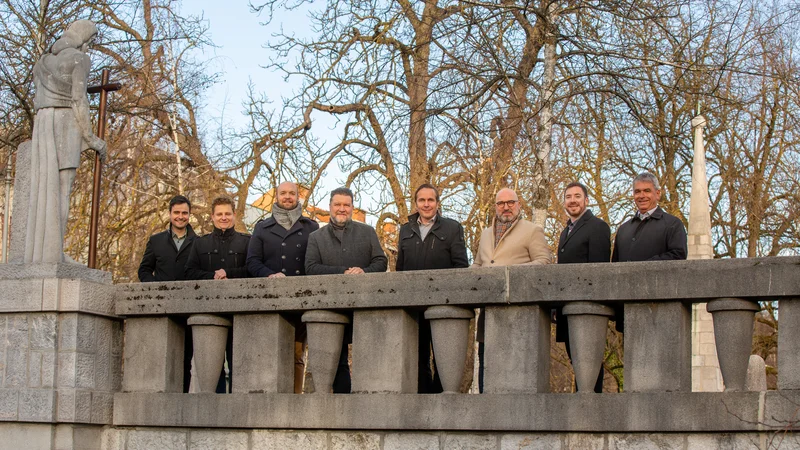 Fotografija: V zadnjih letih Slovenski oktet uvaja žanre, ki jih predhodniki niso izvajali. FOTO: Janez Kotar
