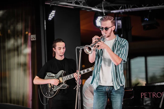 Dnevi, ki so za udeležence prava preizkušnja vzdržljivosti, se na Jazzintyju zaključujejo s koncerti mentorjev in jam sessioni, kjer se teorija prelije v prakso. FOTO: Davorin Pavlenič
