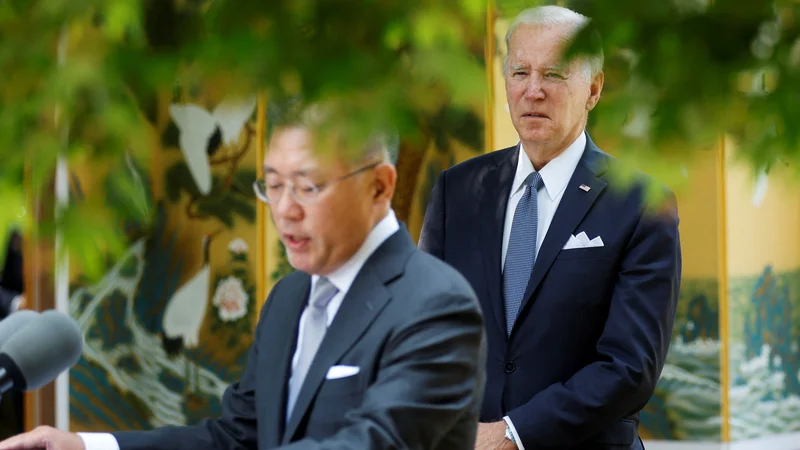 Fotografija: Ko govori Hyundaiev izvršni predsednik Euisun Chung, ga posluša tudi ameriški predsednik Joe Biden. FOTO: Jonathan Ernst/Reuters
