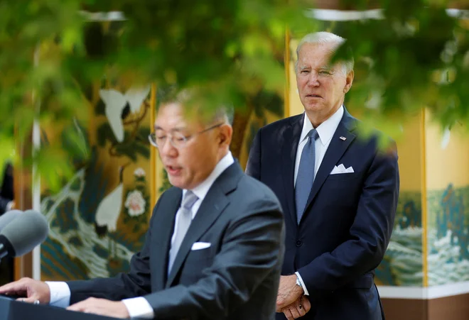 Ko govori Hyundaiev izvršni predsednik Euisun Chung, ga posluša tudi ameriški predsednik Joe Biden. FOTO: Jonathan Ernst/Reuters