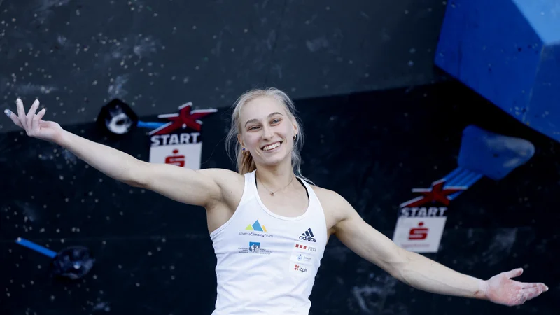 Fotografija: Janja Garnbret se veseli zlatega odličja po finalu v balvanih. FOTO: Michaela Rehle/Reuters