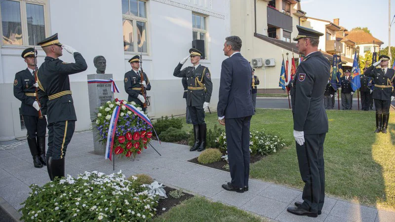 Fotografija: Predsednik Pahor na osrednji regijski proslavi ob dnevu združitve prekmurskih Slovencev z matičnim narodom. FOTO: Bor Slana