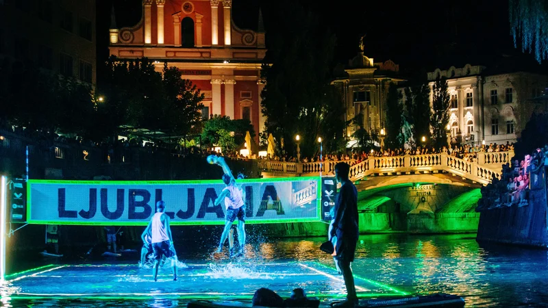 Fotografija: Platforma z igriščem je bila postavljena na reki Ljubljanici in potopljena približno 15 centimetrov pod vodno gladino. Dvojice so se med seboj merile po sistemu enojne eliminacije. FOTO: Siniša Kanižaj/OZS