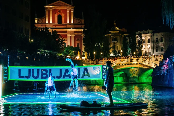 Platforma z igriščem je bila postavljena na reki Ljubljanici in potopljena približno 15 centimetrov pod vodno gladino. Dvojice so se med seboj merile po sistemu enojne eliminacije. FOTO: Siniša Kanižaj/OZS
