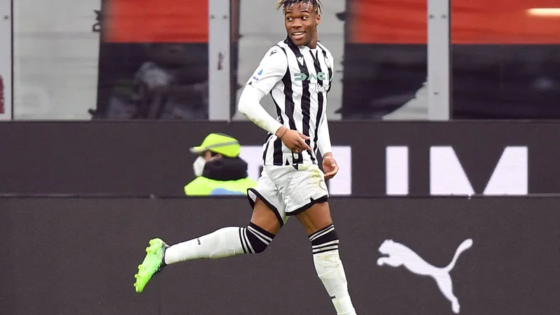 Fotografija: Destiny Udogie (na fotografiji) je iz domačega Hellasa Verone lani prišel v Videm, sprva le kot posojen igralec. FOTO: Daniele Mascolo/Reuters