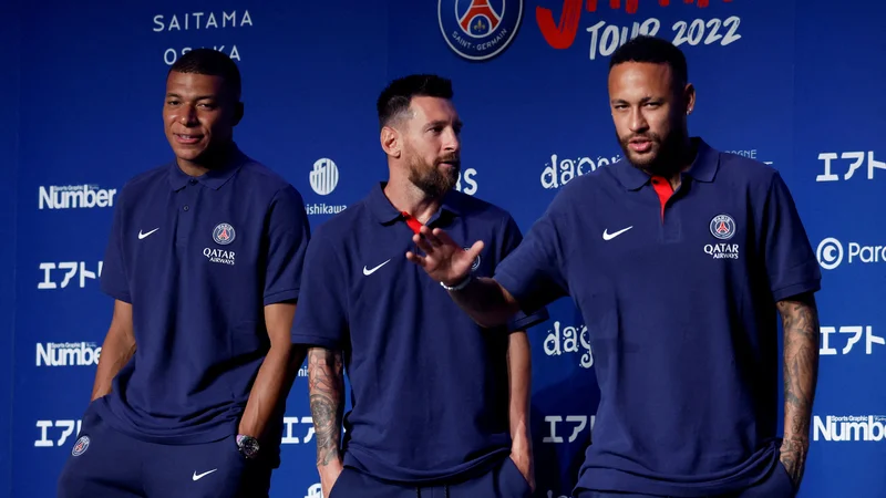 Fotografija: Lionel Messi (v sredini) med Neymarjem (desno) in Kylianom Mbappejem na novinarski konferenci ob prihodu v Tokio, kjer se je PSG mudil sredi julija. FOTO: Issei Kato/Reuters
