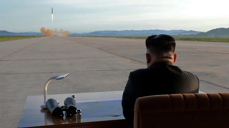 Fotografija: Kim Džong Un na arhivski fotografiji opazuje izstrelitev rakete Hwasong-12. FOTO: KCNA/Reuters
