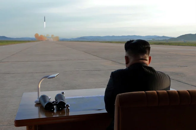 Kim Džong Un na arhivski fotografiji opazuje izstrelitev rakete Hwasong-12. FOTO: KCNA/Reuters&nbsp;
