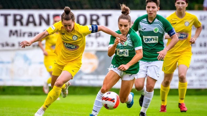 Fotografija: Nogometašice Pomurja so v velikem slogu začele z novo ligaško sezono, s kar 4:0 so na gostovanju premagale največje tekmice iz Ljubljane. FOTO: ŽNK Pomurje/Boštjan Rous
