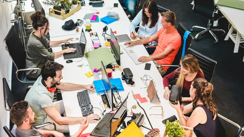 Fotografija: S skrbjo za dobro počutje na delovnem mestu lahko podjetja bistveno izboljšajo zadovoljstvo zaposlenih in povečajo delovno učinkovitost. FOTO: Disobeyart/shutterstock