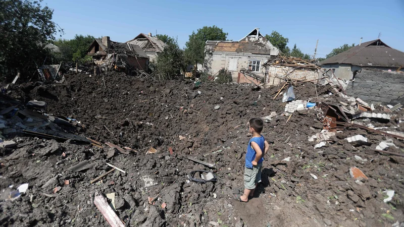 Fotografija: Medsebojna obstreljevanja se vrstijo, a z resnimi premiki na bojišču se ne more pohvaliti nobena stran. FOTO: Anatolij Stepanov/AFP
