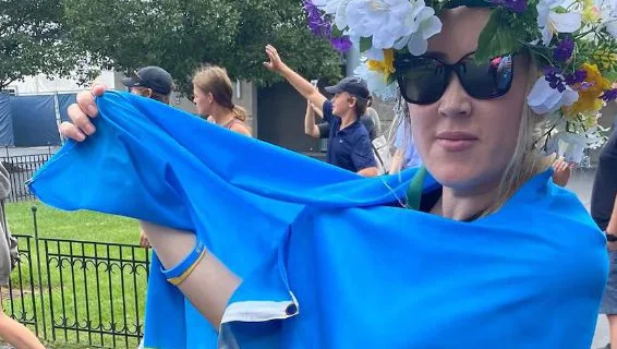 Fotografija: Lola je morala zapustiti tribuno, ker je imela preveliko ukrajinsko zastavo. FOTO: twitter/Ben Rothenberg