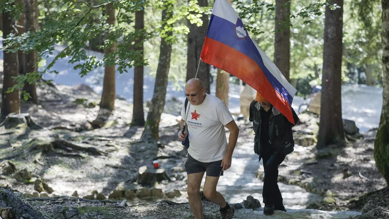 Fotografija: Cesto, po kateri se odvija kaos so delali nesvobodni Rusi, ki še zdaj ležijo ob desnem robu vseh 20 serpentin, petih manj, ker ostali ležijo ob stari cesti na Vršič. FOTO: Jože Suhadolnik