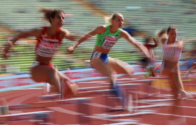 Agata Zupin, v sredini, je na Bavarskem obstala v kvalifikacijah na nizkih ovirah. FOTO: Lukas Barth/Reuters
