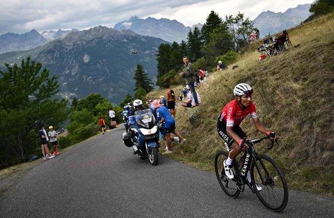 Kolumbijec Nairo Quintana bo lahko kolesaril na dirki po Španiji. FOTO: Marco Bertorello/AFP
