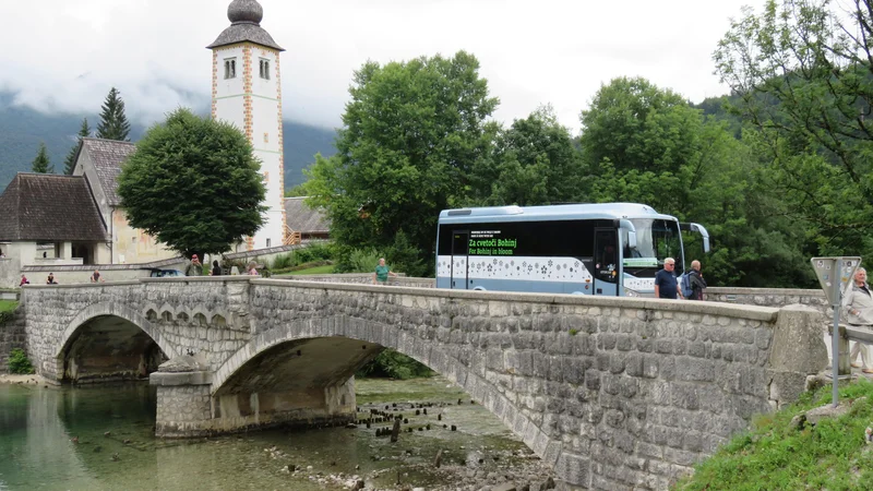 Fotografija: V Bohinju si prizadevajo s trajnostnimi oblikami prevozov, a mora biti turist precej potrpežljiv in prilagodljiv, da jih lahko izrabi. FOTO: Blaž Račič