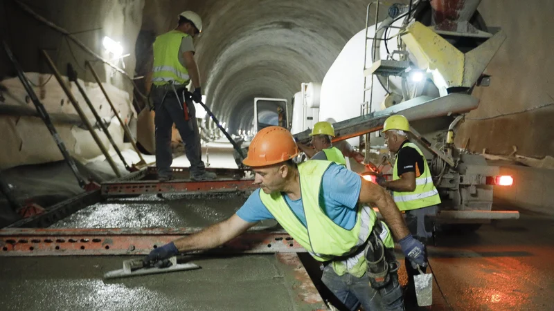 Fotografija: Predor Pekel je skupaj z viaduktom Pesnica del posodobitve železniške proge med Mariborom in Šentiljem, ki bo končana prihodnje leto. FOTO: Jože Suhadolnik/Delo
