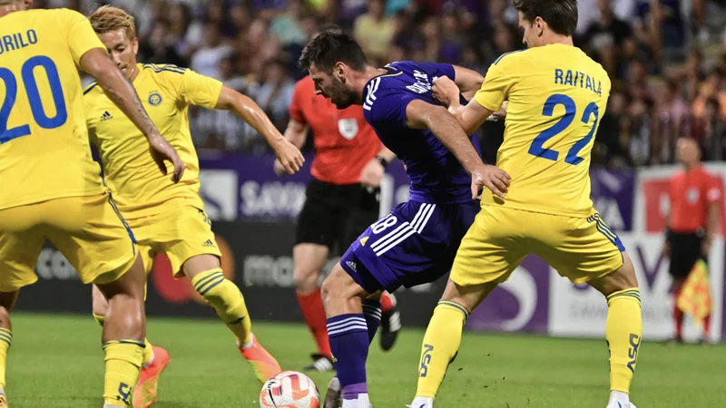 Fotografija: Roko Baturina (z žogo) je dosegel zaenkrat edina zadetka Maribora v letošnjih kvalifikacijah, in sicer ob zmagi nad Šahtjorjem v Turčiji z 2:0. FOTO: Marko Pigac/MP Produkcija