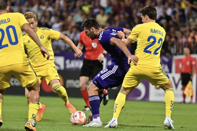 Roko Baturina (z žogo) je dosegel zaenkrat edina zadetka Maribora v letošnjih kvalifikacijah, in sicer ob zmagi nad Šahtjorjem v Turčiji z 2:0. FOTO: Marko Pigac/MP Produkcija