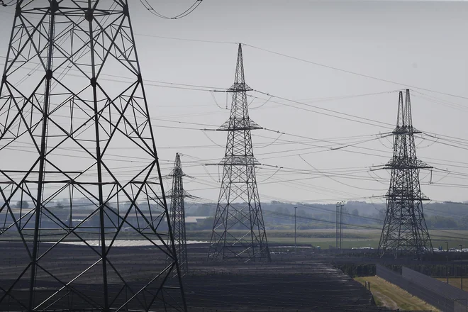 Za omilitev negativnih posledic v gospodarstvu, ki so nastale zaradi podražitve električne energije in zemeljskega plina, ministrstvo za gospodarstvo predlaga nepovratno pomoč podjetjem. FOTO: Leon Vidic/Delo
