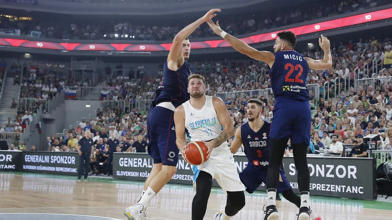 Fotografija: Luka Dončić in Nikola Jokić (levo) sta bila tudi v Stožicah v ospredju v zanimivi predstavi, desno Vasilije Micić. FOTO: Leon Vidic/Delo
