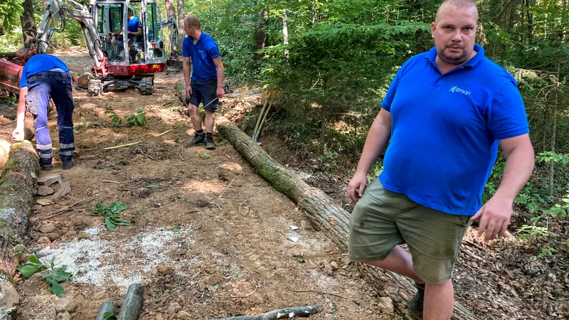 Fotografija: Delovodja Klemen Modic nam je predstavil projekt naravne sanacije poti na Šmarno goro. FOTO: Jaroslav Jankovič/Delo