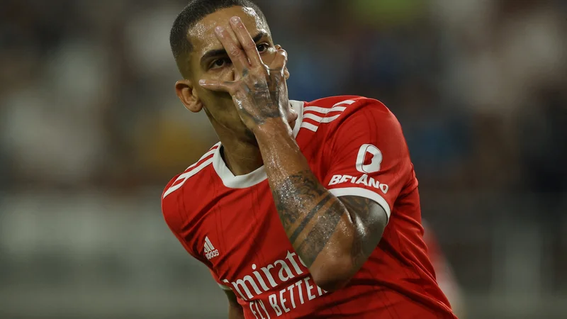 Fotografija: Brazilski branilec Gilberto se je takole veselil svojega gola za Benfico proti kijevskemu Dinamu. FOTO: Kacper Pempel/Reuters