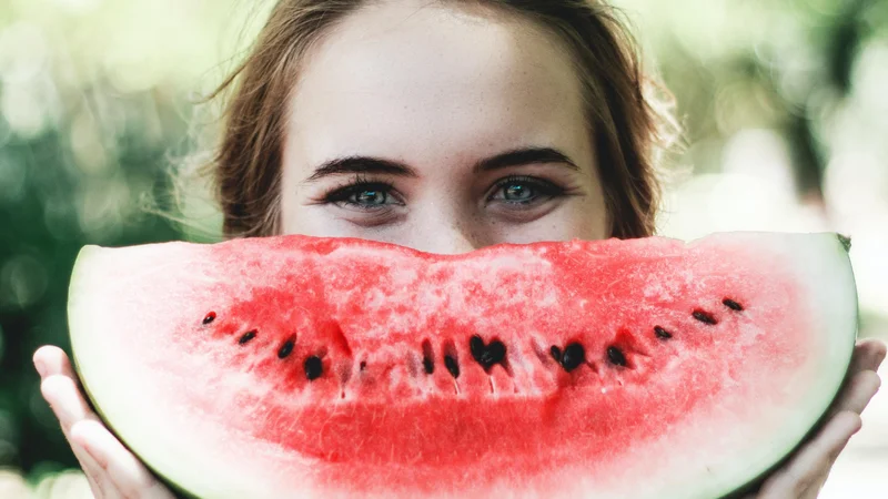 Lubenice so sestavljene iz približno 90-odstotkov vode, tako, da ko potrebujete hrano, ki hidrira, bo to naredila skodelica lubenice. FOTO: Arhiv Polet/Caju Gomes, Unsplash