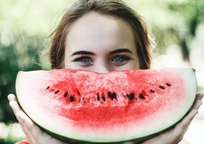 Lubenice so sestavljene&nbsp;iz približno 90-odstotkov vode, tako, da ko potrebujete hrano, ki hidrira, bo to naredila skodelica lubenice. FOTO: Arhiv Polet/Caju Gomes, Unsplash

