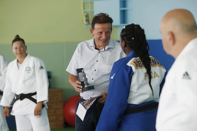 Le maire de Celje, Bojan Šrot, a remis à Clarissa Agbegnenou un cadeau symbolique.  PHOTO : Léon Vidic/Delo