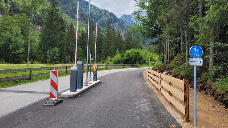 Fotografija: Pri lovskem domu Pod Turni je zdaj zapornica. FOTO: Arhiv Občine Jezersko