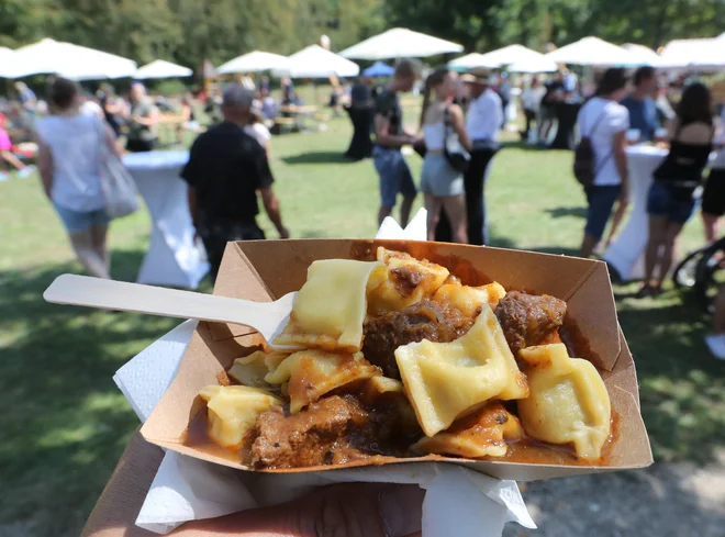 Recept zanje je jasen in vedno enak – testo in krompirjev nadev. FOTO: Dejan Javornik
