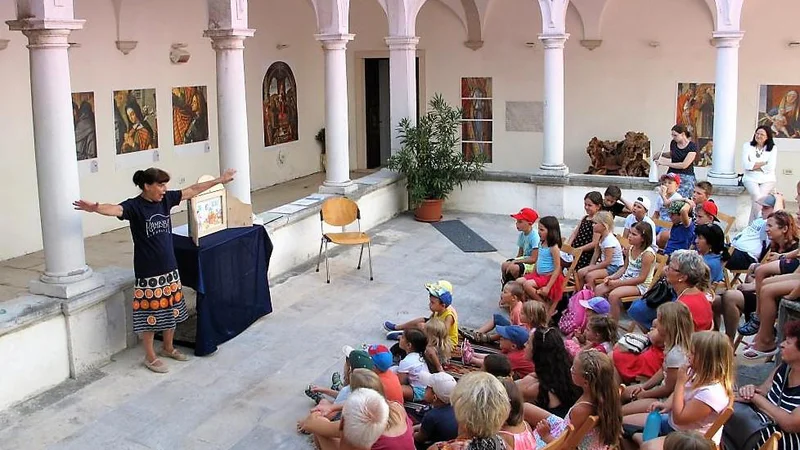 Fotografija: Osrednje prizorišče festivala Beli delfin je križni hodnik piranskega minoritskega samostana. FOTO: Ubald Trnkoczy