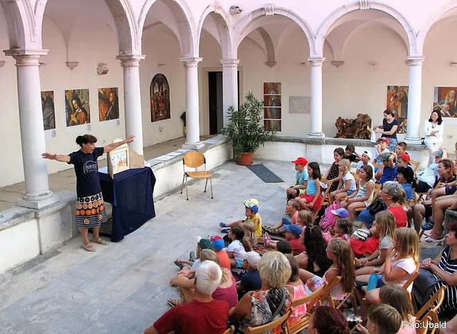 Osrednje prizorišče festivala Beli delfin je križni hodnik piranskega minoritskega samostana. FOTO: Ubald Trnkoczy
