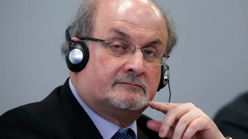 Fotografija: FILE PHOTO: Author Salman Rushdie listens during the opening news conference of the Frankfurt book fair, Germany October 13, 2015. REUTERS/Ralph Orlowski//File Photo Foto Ralph Orlowski Reuters