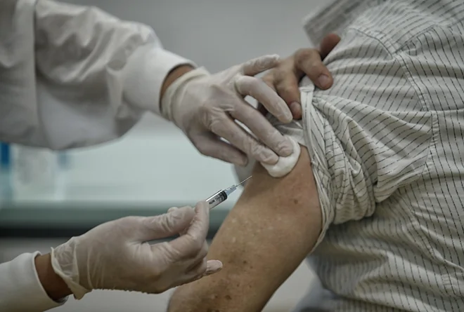 Starejši od 60 let imajo v povprečju slabše odziven imunski sistem. FOTO: Blaž Samec/Delo
