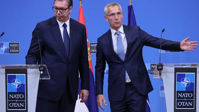 Fotografija: Srbski predsednik Aleksandar Vučić (levo, ob njem generalni sekretar zveze Nato Jens Stoltenberg) bolj kot z Natom išče skupne točke s Putinovo Rusijo in Kitajsko. Foto Francois Walschaerts/AFP
