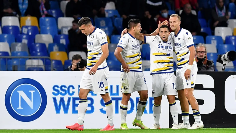 Fotografija: Giovanni Simeone (drugi z leve) proslavlja s soigralci na novembrski ligaški tekmi v Neaplju, kjer je tudi dosegel gol za Verono, ki je vznožje Vezuva zapustila s točko (1:1). FOTO: Jennifer Lorenzini/Reuters