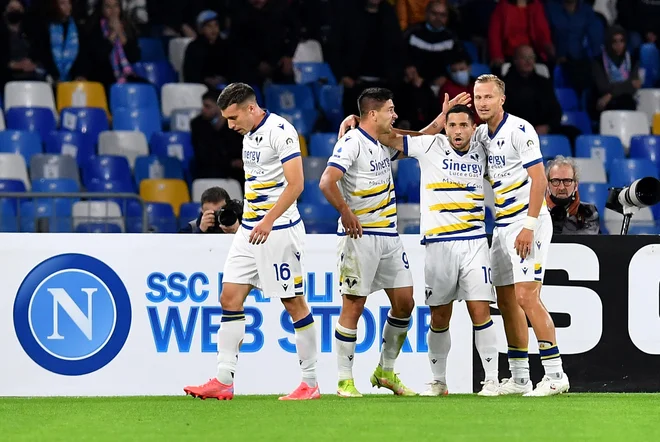 Giovanni Simeone (drugi z leve) proslavlja s soigralci na novembrski ligaški tekmi v Neaplju, kjer je tudi dosegel gol za Verono, ki je vznožje Vezuva zapustila s točko (1:1). FOTO: Jennifer Lorenzini/Reuters
