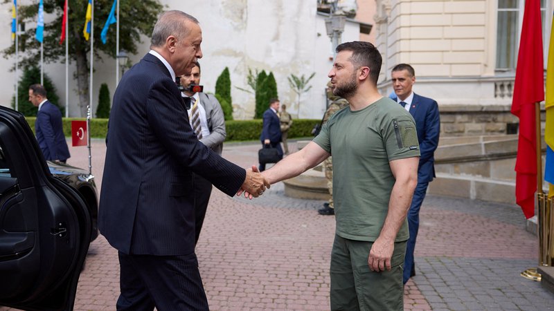 Fotografija: Erdoğan (levo) je pred prihodom v Lvov napovedal, da bo na pogovorih z Zelenskim spregovoril tudi o tem, kako na diplomatski način končati vojno. FOTO: Reuters
