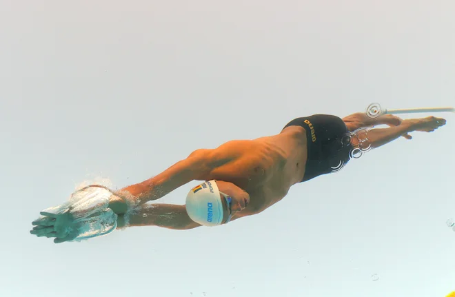 David Popovici je izstrelek v bazenu. FOTO: Antonio Bronic/Reuters
